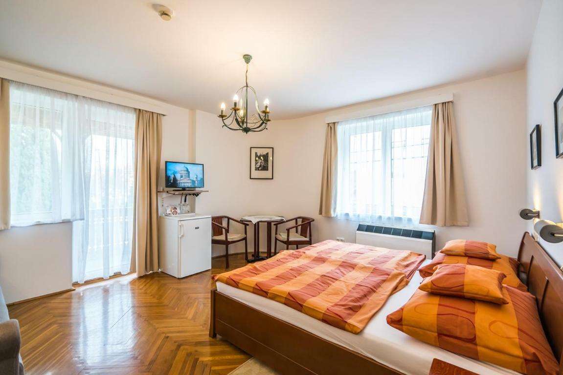 Szent Kristof Panzio Hotel Esztergom Exterior photo